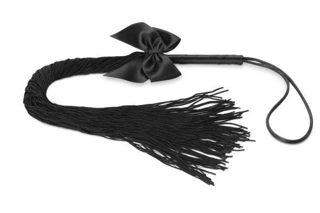 Плеть украшена шнуром и бантиком, в подарочной упаковке Bijoux Indiscrets - Lilly - Fringe whip SO2330 фото
