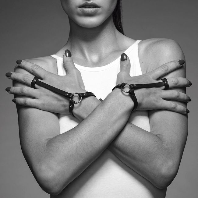 Пара браслетов на запястье и палец из экокожи Bijoux Indiscrets MAZE Hand Bracelet Harness SO5944 фото