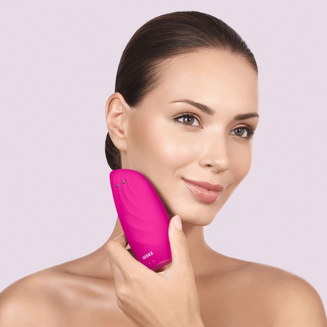 Очищаюча щітка для обличчя GESKE Sonic Thermo Facial Brush&Face-Lifter 8в1 magenta