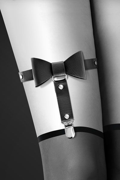 Сексуальная подвязка-гартер с бантиком из экокожи на ногу Bijoux Pour Toi - WITH BOW SO2220 фото