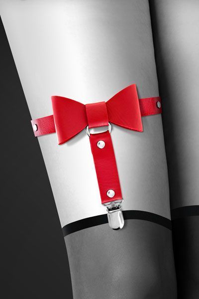 Сексуальная подвязка-гартер с бантиком из экокожи на ногу Bijoux Pour Toi - WITH BOW SO2221 фото